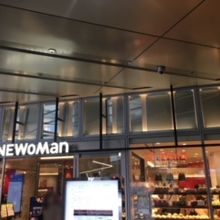 NeWoman１F入口にあります