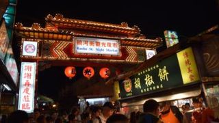 いつも混雑している夜市です。