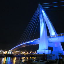 漁人馬頭のライトアップされた橋