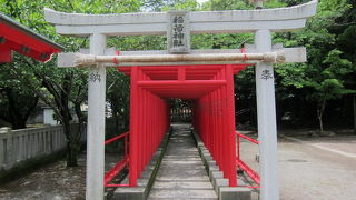 数並ぶ朱色の鳥居が印象的