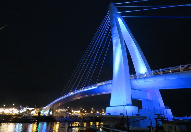 漁人馬頭のライトアップされた橋