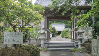 八重姫の供養塔があります。