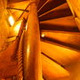 内部の階段。上部にいくにしたがいかなり狭くなります。