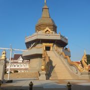 変わった形の仏塔がある寺院