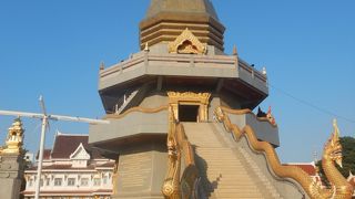 変わった形の仏塔がある寺院