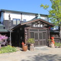 花盛りの庭と美味しいフランス料理が味わえる昭和レトロのホテル