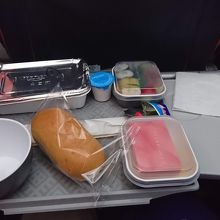 1回目の機内食。成田発は巻き寿司が入っている。