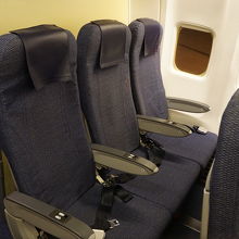 国内線のエコノミークラスの座席。