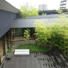 中庭　中央にガラス張りのチャペルがあります