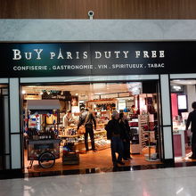 お店の外観（ブランドを問わず統一されてます）