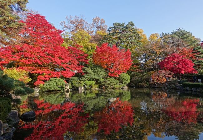 住宅街の中にある紅葉の名所