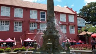 オランダ広場の中心部にある噴水、暑いマラッカで涼しさを感じられる場所