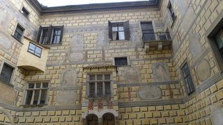 崖の上に長く建っています