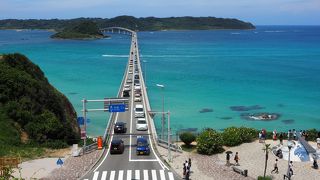 エメラルドグリーンの海と白い砂浜　沖縄を思わせる風景はインスタ映えします