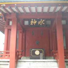 神田明神の魚河岸水神社の本社殿です。水神の金文字が見えます。