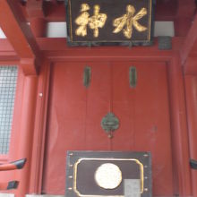神田明神魚河岸水神社の社殿正面に、水神の額が掲げられています