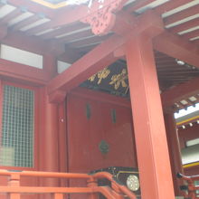 神田明神の魚河岸水神社の本社殿を、斜め左側から見ています。