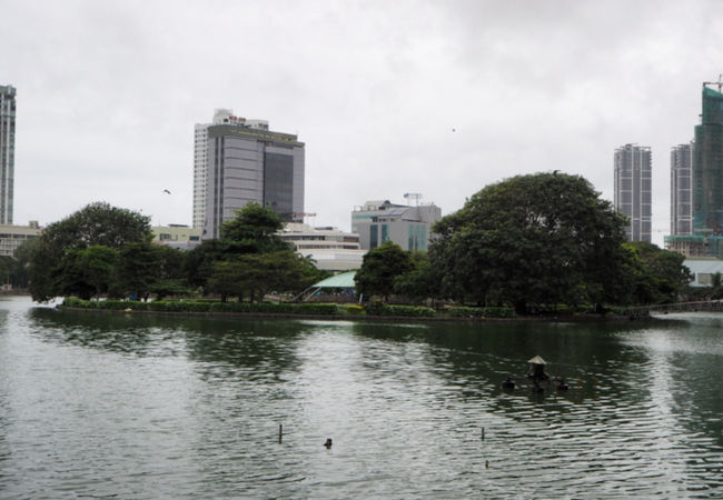 ベイラ湖に浮かぶ公園