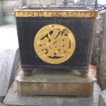 神田明神の魚河岸水神社の本社殿の右側に置かれている天水桶です