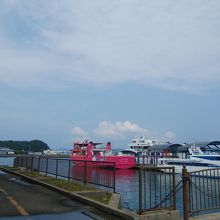 港はこじんまりしてます