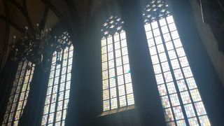 モザイク屋根が特徴