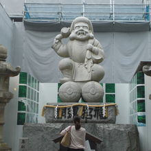 神田明神の石造りの大黒像は 高さ６ｍ 重さ３０トンもあり 石像としては日本最大です By さいたま 神田明神 だいこく様尊像のクチコミ フォートラベル