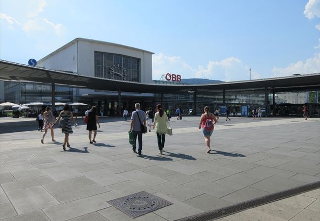 大きな駅で，スロベニアへの国際列車や市内へのトラムの乗り継ぎもできます．