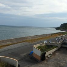 露天風呂・テラスから東方向の海岸を眺める