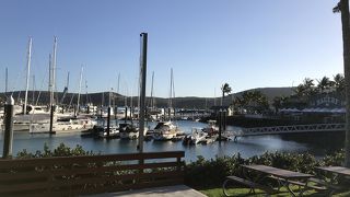 レストランやカフェが立ち並ぶ賑やかなエリア