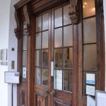 玄関は重厚な雰囲気