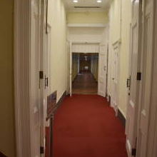 廊下には赤いじゅうたんが敷き詰められています