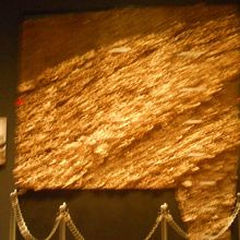 奥の壁のところに展示されています