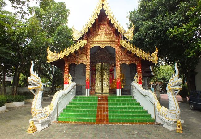 古びた石作の仏塔の寺院
