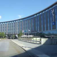 駅前広場にある大きなホテルです