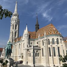 青空とオレンジ屋根のコントラストが印象的なマーチャーシュ教会