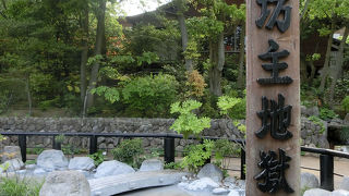 別府地獄めぐりのポイントの１つ。泥の湯がぼこぼを泡がでています。