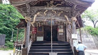 二重螺旋の不思議な建物