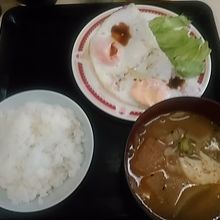 ご飯150円豚汁200円目玉焼き200円の550円です