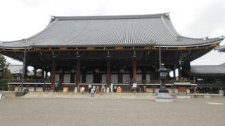 東本願寺阿弥陀堂門の正面の建物