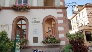 笛吹き像がシンボルらしいメルヘンな中世の村