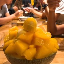 さらに濃厚なマンゴーをかけます！