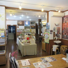 散策途中に休憩できる様に座席も用意されていて飲物も販売