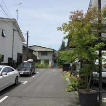 駐車場は数台しか止められません