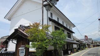須坂駅近くの「蔵のまち」は観光名所になっています。その中の蔵を改造した観光案内所