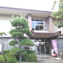 吉井文化会館の奥にあります。
