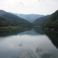 内村ダム」によって形成されたダム湖は「鹿鳴湖」