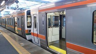 沼津18時20分発普通列車国府津行きは５両編成です
