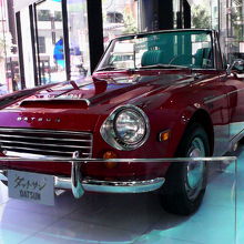 入口には日産の名車が。日産以外にも魅力一杯です。