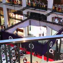 無料スペースはほぼ埋まり、人垣越しにしか見られないことも…