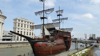 川の中には船の形をしたホテルとカジノがあります